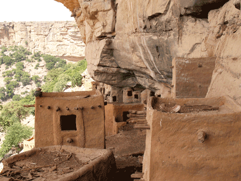 anciennes habitations troglodytes des Tellem sur les falaises de Bandiagara au Pays Dogon - mali